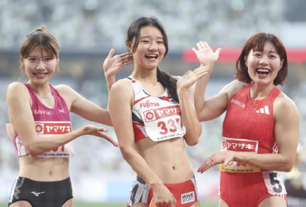 个月里形势, 去国家队集