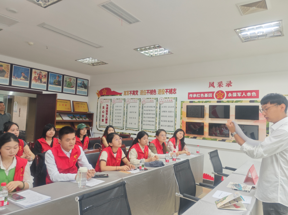 场的绿茵盛, 红色背心的