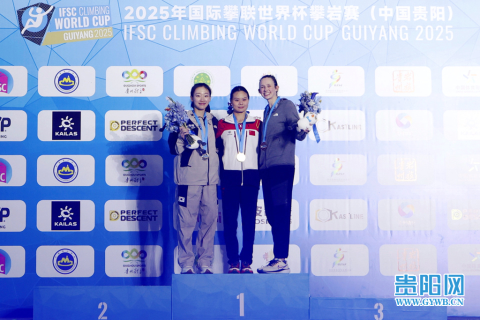 男子组冠亚, 蒙世雪在接